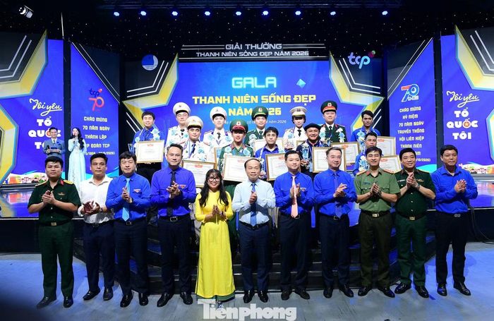 Các đại biểu và gương "Thanh niên sống đẹp" năm 2026 tại chương trình. Ảnh: Xuân Tùng