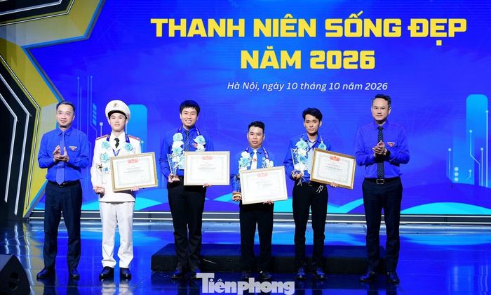 Bí thư T.Ư Đoàn Nguyễn Tường Lâm và Bí thư T.Ư Đoàn, Chủ tịch T.Ư Hội LHTN Việt Nam Nguyễn Kim Quy trao giải thưởng cho các gương. Ảnh: Xuân Tùng