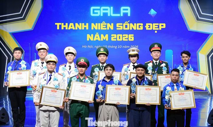 12 trong số 15 gương "Thanh niên sống đẹp" tại chương trình Gala. Ảnh: Xuân Tùng