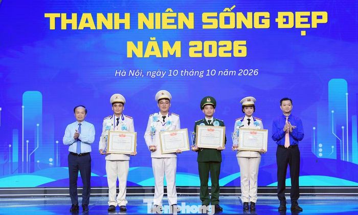 Phó Bí thư chuyên trách Đảng ủy MTTQ, các Đoàn thể Trung ương Phạm Tất Thắng và Bí thư thường trực T.Ư Đoàn Nguyễn Minh Triết trao giải thưởng các gương. Ảnh: Xuân Tùng