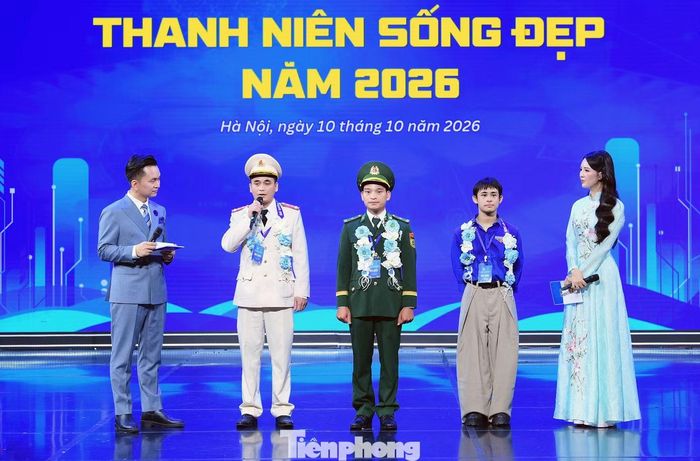 Nhiều câu chuyện sống đẹp chia sẻ tại chương trình. (Trong ảnh, anh Phạm Thế Quang -thứ hai từ trái sang, giao lưu tại chương trình). Ảnh: Xuân Tùng