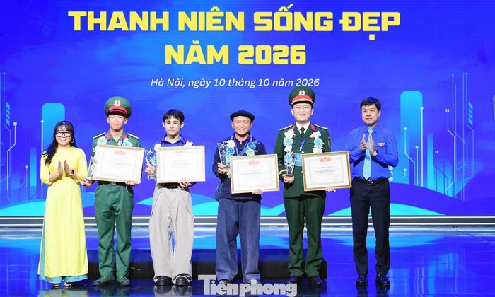 Phó Chủ tịch thường trực T.Ư Hội LHTN Việt Nam Lê Hải Long và Giám đốc Truyền thông đối ngoại và Phát triển bền vững TCP Việt Nam Phan Thị Phương Nhung trao giải thưởng cho các gương thanh niên sống đẹp. Ảnh: Xuân Tùng