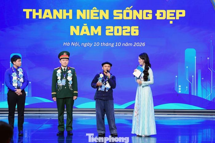  Các gương giao lưu tại chương trình. Trong ảnh, anh Sùng Mạnh Hùng﻿ - Ủy viên Ủy ban Hội LHTN Việt Nam tỉnh Tuyên Quang chia sẻ về hành trình biến di sản bản địa thành sinh kế và chiếc cầu nối triệu sẻ chia cho thanh niên vùng cao. Ảnh: Xuân Tùng 