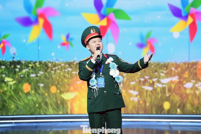  Nghệ sĩ - chiến sĩ Bùi Tuấn Ngọc﻿ - gương "Thanh niên sống đẹp" năm 2026 biểu diễn tại chương trình. Ảnh: Xuân Tùng 