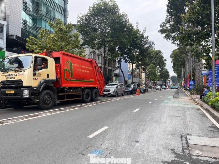 Đường Nguyễn Thị Minh Khai ở phường Bến Thành gắn biển báo hiệu mới. Dải phân cách cũng đã được tháo dỡ. Ảnh: Khoa Nam.