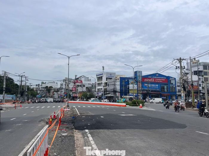 Các hàng rào chắn phân luồng giao thông mới được lắp đặt tại ngã tư Bảy Hiền. Ảnh: K.N