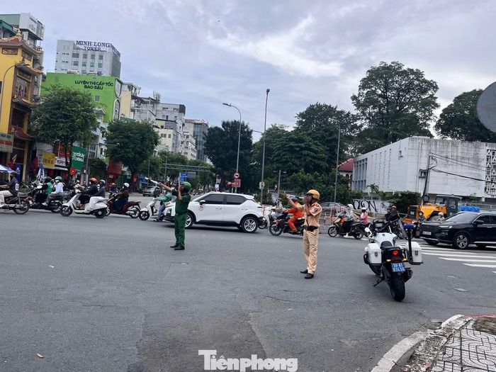 Lực lượng chức năng có mặt từ sớm để kịp thời điều tiết, hướng dẫn người tham gia giao thông. Ảnh: K.N