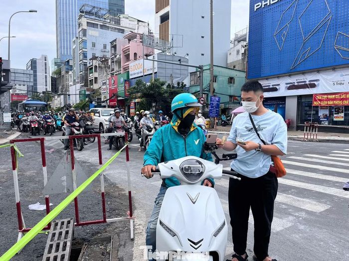 Anh H.T.T (nhân viên IT) bất ngờ khi xe không thể rẽ phải khiến anh phải xuống xe giữa đường và đi bộ đến công ty gần đó. Ảnh: K.N