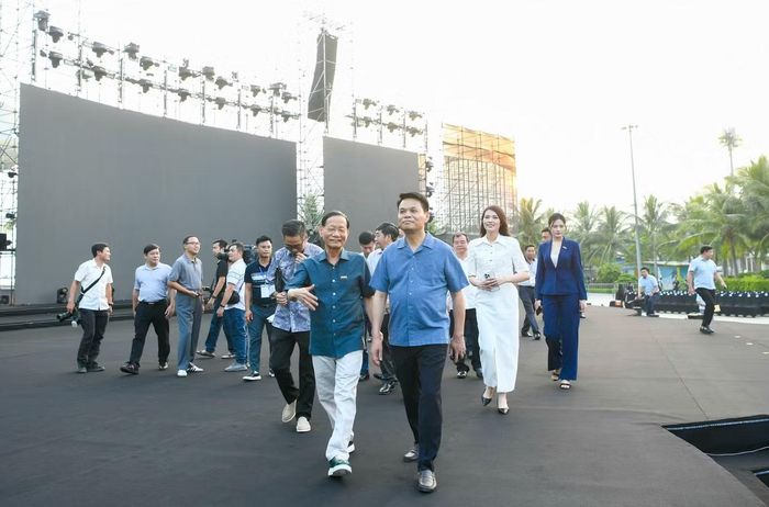 Ông Lê Ngọc Châu - Ủy viên Trung ương Đảng, Bí thư Thành ủy, Trưởng đoàn Đại biểu Quốc hội TP Hải Phòng - kiểm tra công tác tổ chức Chung khảo Hoa hậu Việt Nam 2026 tại Khu du lịch Quốc tế Đồi Rồng chiều 10/10. Ảnh: Như Ý.