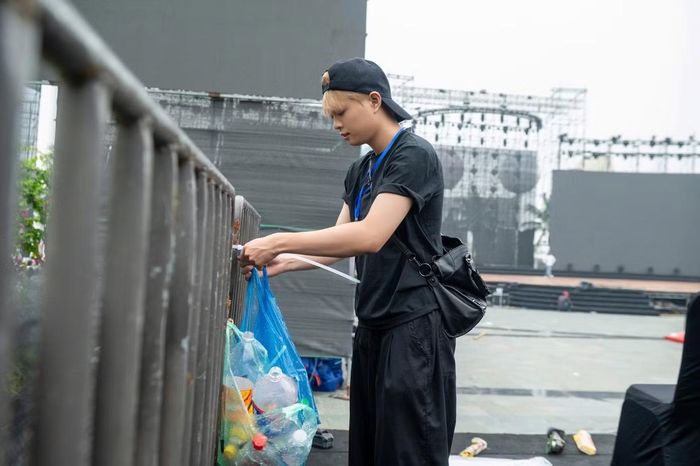 Công tác vệ sinh được triển khai tại khu vực sân khấu và lối đi, bảo đảm không gian tổ chức gọn gàng trước giờ diễn.
