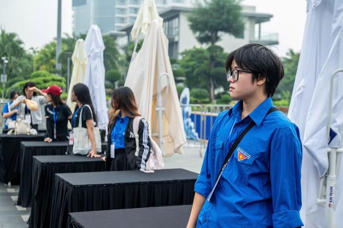 Hơn 100 tình nguyện viên tham gia hỗ trợ phân làn, soát vé và hướng dẫn di chuyển, góp phần giảm ùn tắc tại các khu vực tập trung đông người.