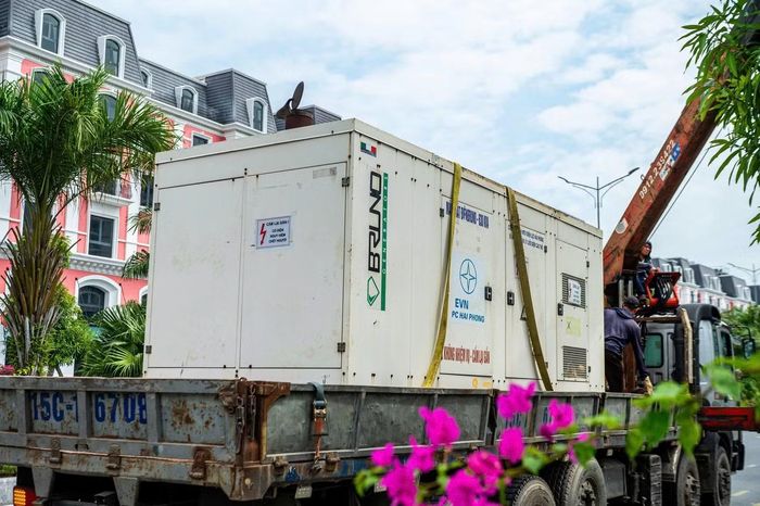 Một trong những phần việc quan trọng là bảo đảm nguồn điện cho hệ thống sân khấu, âm thanh và ánh sáng. Ông Phạm Đồng Khánh - Tổ trưởng tổ quản lý vận hành Điện lực Đồ Sơn - cho biết lực lượng kỹ thuật đã hoàn thành đấu nối máy phát điện công suất 630 kVA, sử dụng bộ chuyển nguồn tự động ATS.