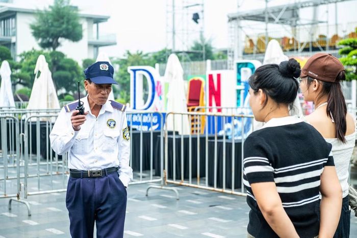 Cùng với nguồn điện, các bộ phận phụ trách sân khấu, âm thanh, ánh sáng và điều phối khán giả phải phối hợp chặt chẽ trong những giờ cuối trước khi chương trình bắt đầu. Mỗi khâu đều cần được kiểm tra để hạn chế sự cố và bảo đảm các phần thi diễn ra theo kế hoạch.