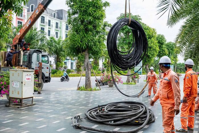 Gần chục người tham gia công việc đấu nối, hoàn tất từ trưa 9/10. Trong buổi chiều, đội ngũ kỹ thuật tiếp tục hỗ trợ đấu nối sang các nguồn ưu tiên, chuẩn bị cho những tình huống cần chuyển đổi nguồn điện trong quá trình vận hành.