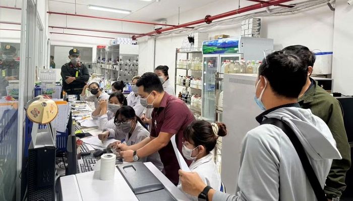 Lực lượng chức năng khám xét các công ty.