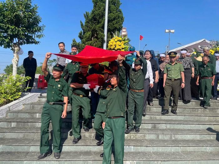 Gần 50 năm sau ngày hy sinh, hai liệt sĩ được "hội ngộ" tại nghĩa trang quê nhà trong sự kính trọng, biết ơn của quê hương, đất nước.