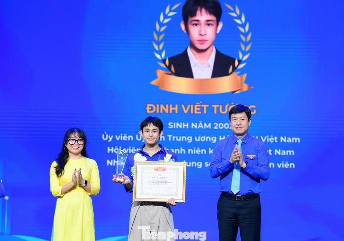 Đinh Viết Tường vinh dự nhận giải thưởng "Thanh niên sống đẹp" năm 2026. Ảnh: Xuân Tùng