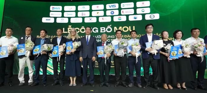 Ra mắt mạng lưới các trung tâm đào tạo xuất sắc và tài năng về Công nghệ sinh học trong công nghiệp và y sinh. Ảnh: Nghiêm Huê