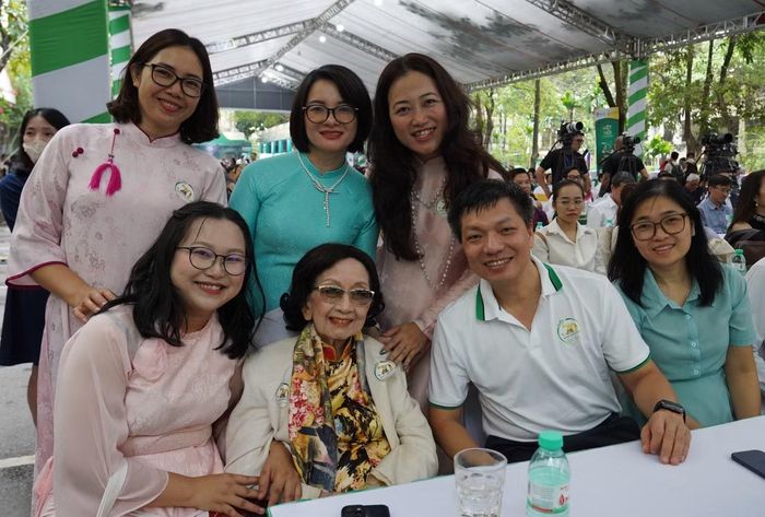 Các cựu sinh viên của Khoa sinh học gặp lại cô giáo cũ trong lễ kỉ niệm 70 năm thành lập khoa. Ảnh: Hoài Hương