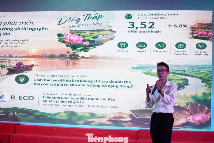 Đại diện dự án trình bày trước Ban giám khảo.