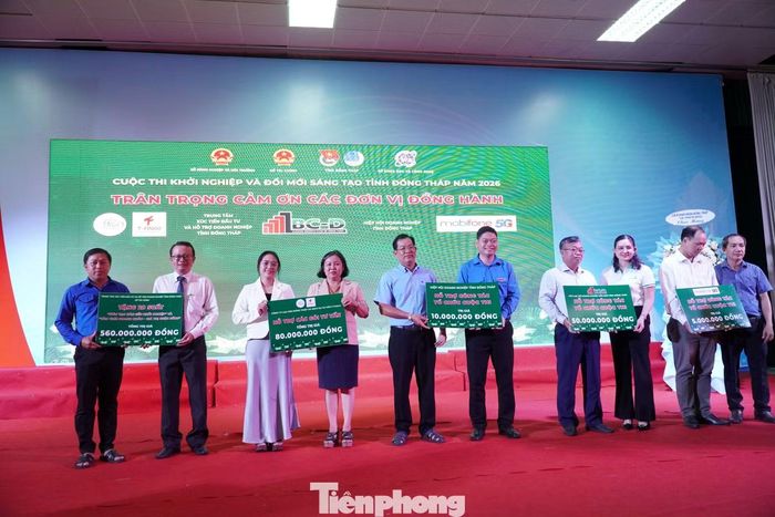 Ban tổ chức trao giải và tặng bằng khen cho các dự án.
