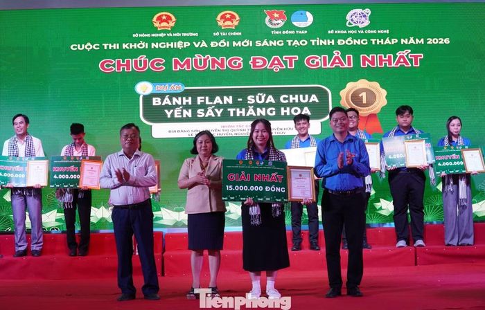 Ban tổ chức trao giải cho các dự án.