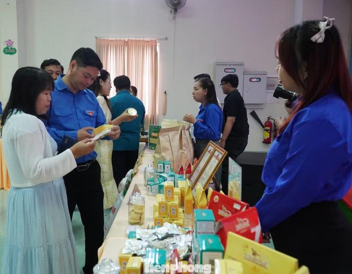 Đại biểu tham quan sản phẩm dự thi vòng chung kết. Ảnh: Hòa Hội