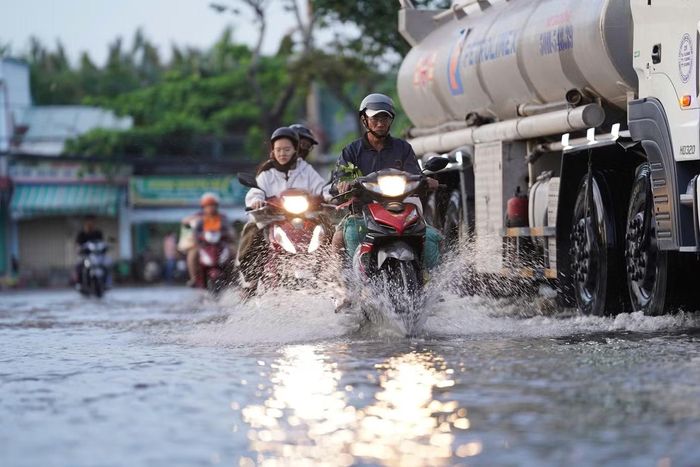 Theo người dân địa phương, đường Nguyễn Bình, Nguyễn Văn Tạo thường xuyên bị ngập khi triều cường lên cao, ảnh hưởng đến sinh hoạt, giao thông.
