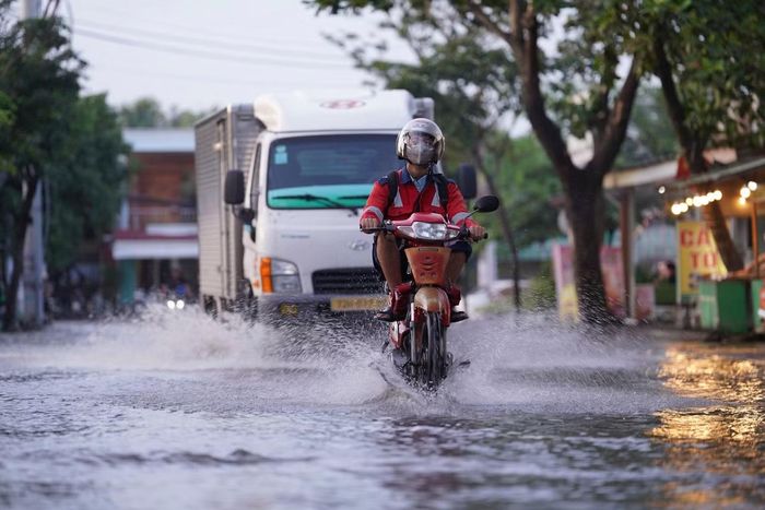 Theo Đài Khí tượng thủy văn Nam Bộ, triều cường trên sông Sài Gòn tiếp tục lên trong những ngày tới. Đỉnh triều được dự báo xuất hiện vào ngày 11-12/10, với mực nước tại các trạm Phú An và Nhà Bè có thể đạt 1,7-1,75m, vượt báo động 3 từ 10-15cm. Người dân tại các khu vực trũng thấp cần chủ động theo dõi diễn biến triều cường để phòng tránh ngập úng.