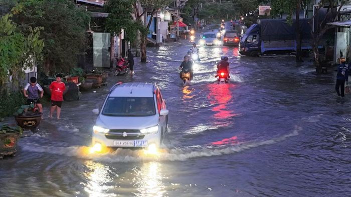  Sóng nước do các phương tiện tạo ra tràn lên thân ô tô, có thời điểm dâng cao gần khu vực biển số xe. Ảnh: CTV: 