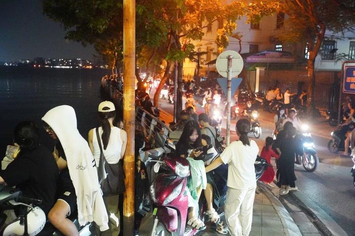 Lượng người đổ về đông khiến giao thông tại một số khu vực bắt đầu ùn tắc.