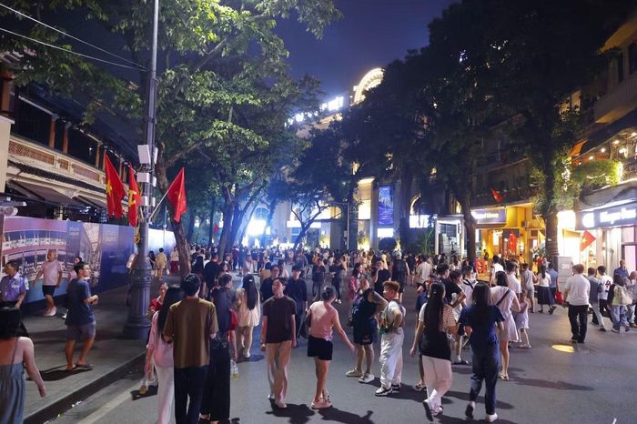 Vợ chồng anh Kiên từ Hải Dương di chuyển lên Hà Nội từ 15h, tranh thủ tìm chỗ đẹp để có thể thưởng thức trọn vẹn màn pháo hoa tối 10/10.