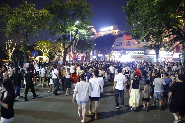 Dù còn vài tiếng nữa mới bắt đầu, không khí chờ xem pháo hoa đã náo nhiệt quanh các hồ ở Hà Nội.