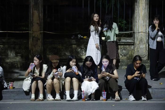 Không còn chỗ nhiều bạn trẻ lại chọn vỉa hè xa hơn chút để ngắm pháo hoa.