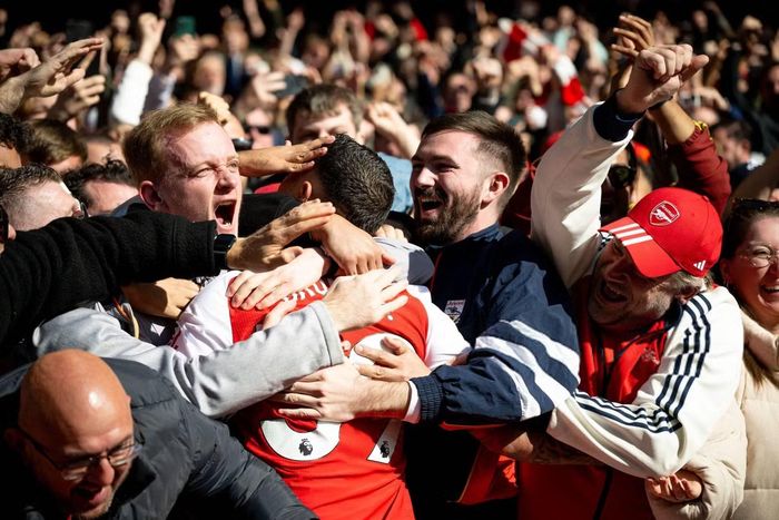 Cầu thủ Arsenal và CĐV ăn mừng chiến thắng cảm xúc.