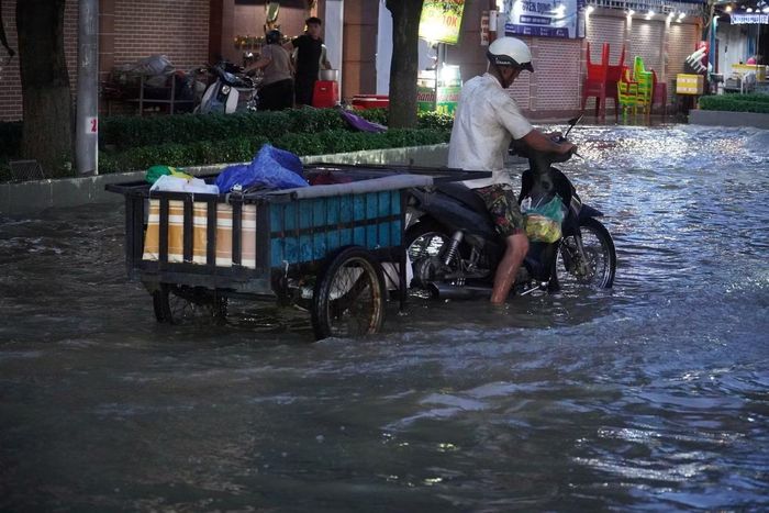 Theo anh Vũ Văn Lý, ngụ phường Trấn Biên, anh sinh sống ở đây nhiều năm nay nhưng năm nay mới chứng kiến tình trạng triều cường nước dâng cao đến vậy. Tuyến đường bị ngập cũng ảnh hưởng không nhỏ đến việc kinh doanh của gia đình anh.