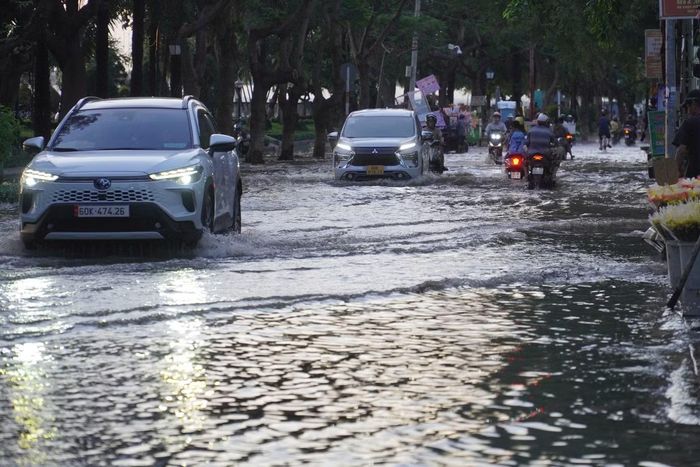 Tại các khu vực thấp trũng bị ảnh hưởng như khu dân cư Tân Mai, phường Tam Hiệp, khu dân cư Phước Tân, Tân Triều ngập sâu ảnh hưởng đến sinh hoạt người dân.