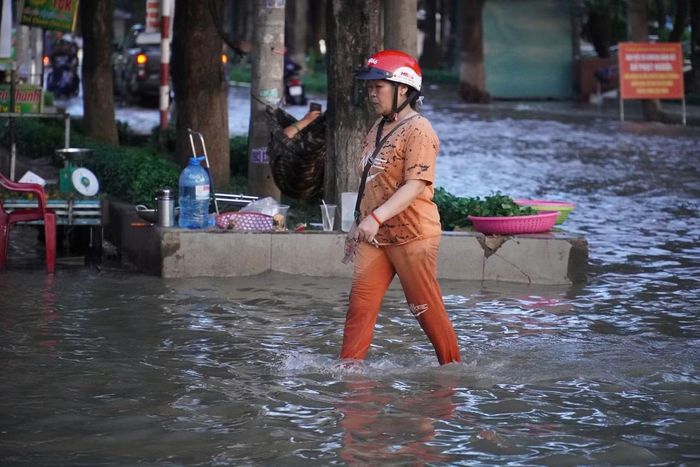 Nhiều người dân cho biết rất hiếm khi thấy tuyến đường Nguyễn Văn Trị ngập như hôm nay.
