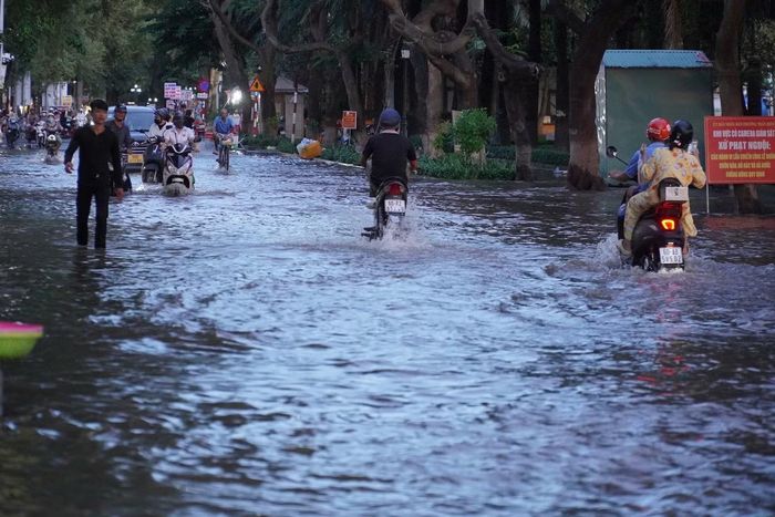 Người dân bì bõm lưu thông qua tuyến đường trung tâm Đồng Nai để trở về nhà.