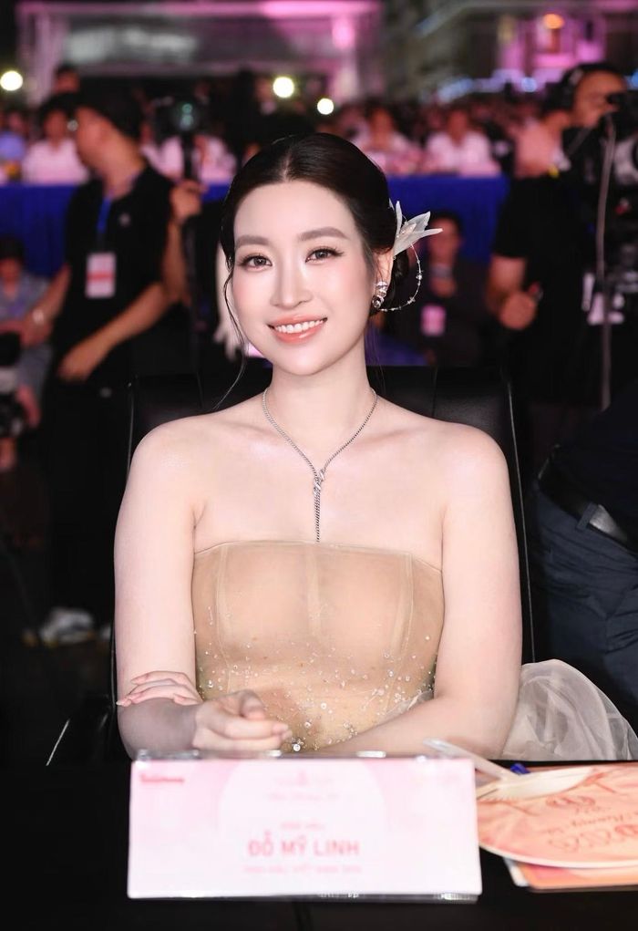 Hoa hậu Mai Phương, Đỗ Mỹ Linh khoe sắc trên ghế giám khảo.