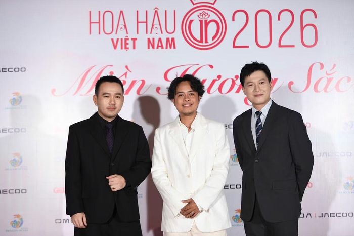 Các giám khảo nam xuất hiện lịch lãm trên thảm đỏ trong trang phục tông màu đen - trắng.
