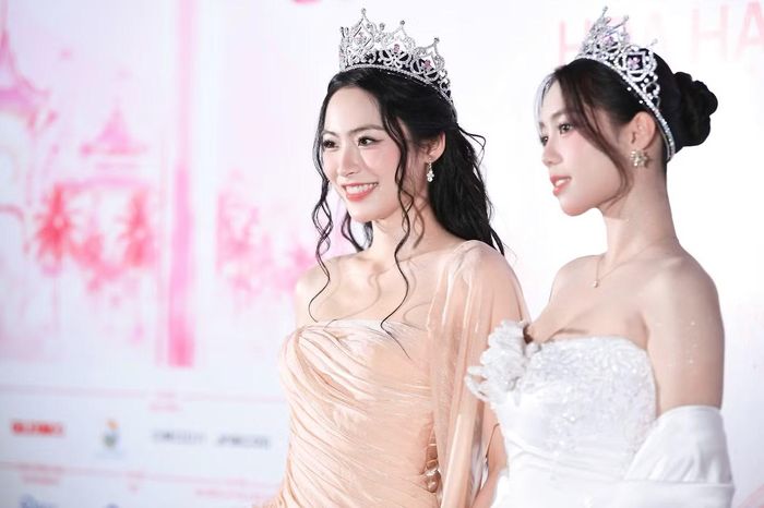 Á hậu Châu Anh, Vân Nhi rạng rỡ trên thảm đỏ. Họ choáng ngợp với sân khấu hoành tráng, lộng lẫy của đêm Chung khảo.
