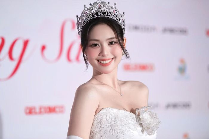 Á hậu Châu Anh khoe vai trần quyến rũ trong bộ váy cúp ngực tông màu trắng.