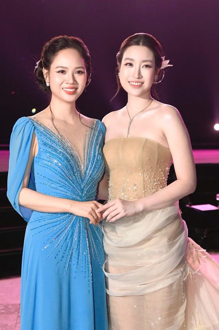 Hoa hậu Mai Phương hội ngộ Hoa hậu Đỗ Mỹ Linh trên thảm đỏ. Đỗ Mỹ Linh đảm nhận vai trò giám khảo của cuộc thi năm nay.