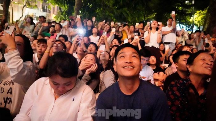 Tiết trời Hà Nội dịp tháng 10 mát mẻ, quang đãng tạo điều kiện thuận lợi để người dân xuống phố xem bắn pháo hoa.