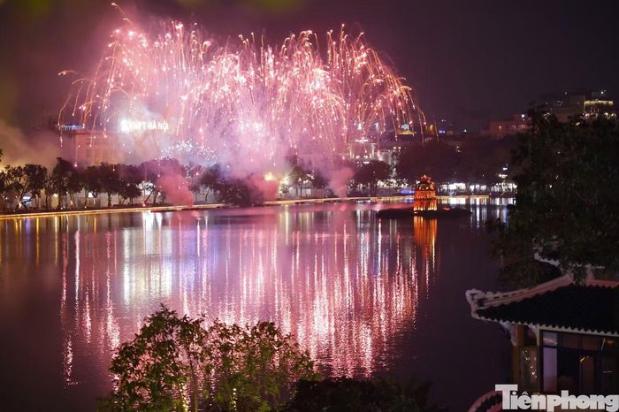 Đúng 21h15, những loạt pháo hoa dồn dập cuối cùng bung nở, khép lại 15 phút trình diễnrực rỡ trên bầu trời Hà Nội, để lại nhiều cảm xúc trong lòng người dân và du khách.