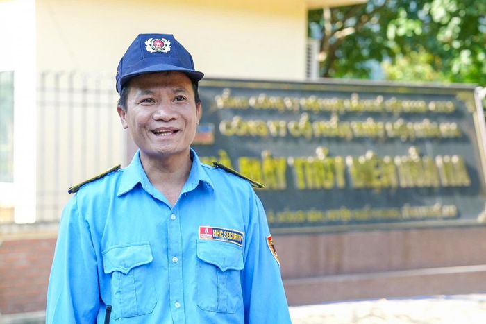 Anh Lô Văn Tấn - nhân viên bảo vệ đã gắn bó với Nhà máy Thủy điện Hủa Na từ những ngày đầu.