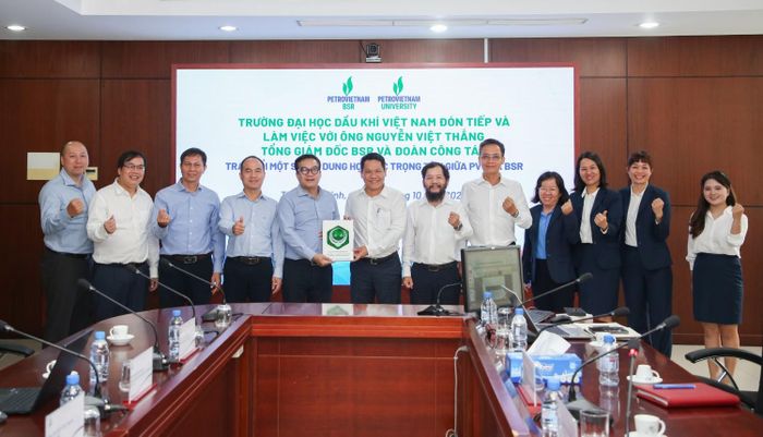 Tổng Giám đốc BSR Nguyễn Việt Thắng và TS Phan Minh Quốc Bình - Hiệu trưởng PVU trao thỏa thuận hợp tác giữa hai đơn vị.