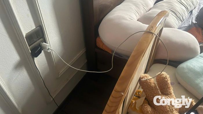Thói quen nguy hiểm của nhiều người dân khi cắm sạc pin lâu ngày trong ổ điện.
