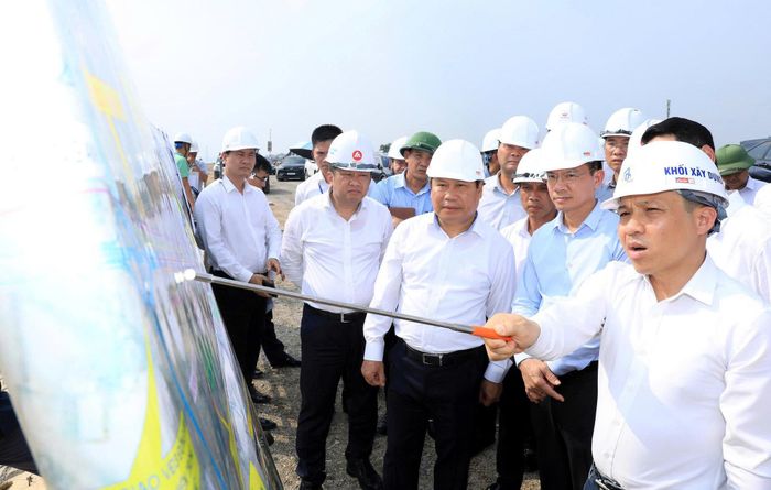 Chủ tịch UBND TP Hà Nội Vũ Đại Thắng kiểm tra một dự án công trình trọng điểm trên địa bàn Thủ đô.